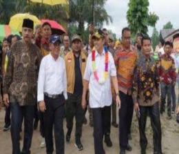Gubernur Riau, Syamsuar saat meresmikan penegerian SMKN 1 Langgam.(foto: mcr)