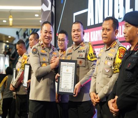 Kapolres Pelalawan AKBP Suwinto dinobatkan juara III kategori Amplifikasi Cooling System Pemilu Damai 2024 se-Riau (foto/ist)