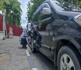 Petugas Dishub Pekanbaru gemboskan ban mobil parkir sembarangan (foto/Rahmat)