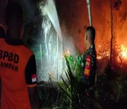 Proses pemadaman kebakaran lahan di Salo Kampar