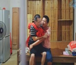 Korban salah tangkap, Zhang Yuhuan (kiri) menangis bersama sang putra Zhang Baogang di rumahnya di Jinxian, setelah resmi dibebaskan pada 4 Agustus 2020.