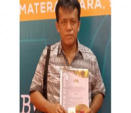 Wartawan Metro Riau, Dasmun Ahmad menerima penghargaan PCNO saat HPN 2023 di Medan.(foto: istimewa)