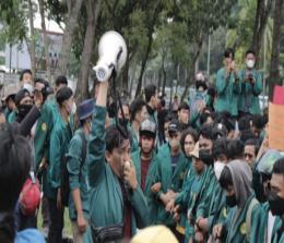 Aksi demo mahasiswa Umri terkait PT PIR di DPRD Riau.(foto: rinai/halloriau.com)