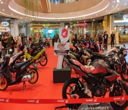 Deretan sepeda motor Honda hasil modifikasi para peserta HMC 2023 di Mal Living World Pekanbaru.(foto: dok/halloriau.com)