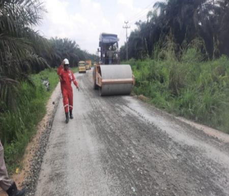 Proses perbaikan Jalan Poros Langgam-Lubuk Ogong Pelalawan kerjasama EMP Bentu dan PT RSS.(foto: andi/halloriau.com)