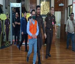 Dosen UIN, Beni mengenakan rompi orange setelah ditahan Kejari Pekanbaru.(foto: detikcom)
