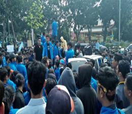 Akdi demo mahasiswa dan masyarakat menolak RUU KPK dan RUU KUHP di depan DPRD Riau