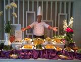  Chef Hotel Grand Tjokro Pekanbaru, Sukatman memperlihatkan berbagai menu nusantara di warung pojok restoran lantai dasar Hotel Grand Tjokro, Pekanbaru, Rabu (1/3/2017).