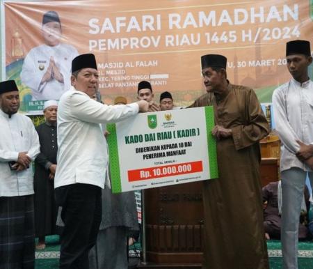 Pemerintah Provinsi Riau melalui BPBD menyalurkan bantuan peralatan pemadaman Karhutla.
