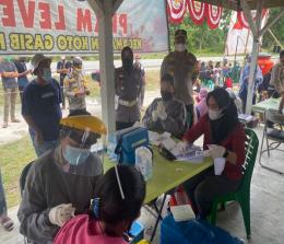 Warga sangat antusias mengikuti vaksinasi Polri yang digelar Polsek Koto Gasib di Lapangan Sepakbola Kampung Pangkalan Pisang pada Rabu (29/9/2021).