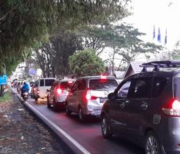 Kondisi macet parah di Simpang Padang Luar usai penerapan One Way Padang-Bukittinggi, Minggu sore.(foto: katasumbar.com)