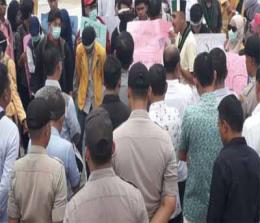 Puluhan mahasiswa unjuk rasa di depan kantor DPRD Inhil.
