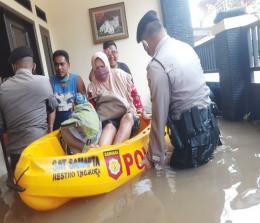Personel TNI Polri bantu korban banjir.