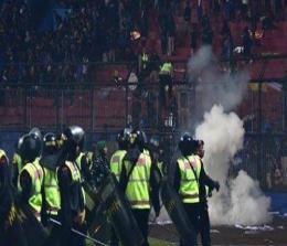 Tembakan gas air mata di dalam Stadion Kanjuruhan picu kepanikan dan menewaskan ratusan massa Aremania.(foto: int)