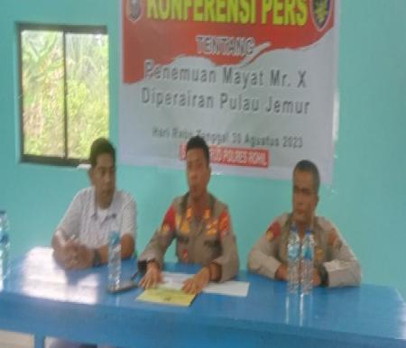 Kasatpol Airud Polres Rohil imbau warga yang merasa kehilangan keluarga melapor ke RS Bhayangkara Polda Riau.(foto: afrizal/halloriau.com)