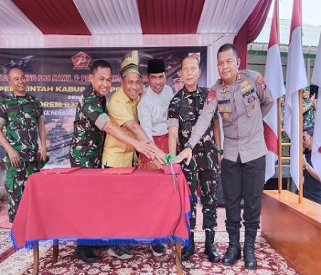 Danrem 031/Wira Bima, Brigjen TNI Dany Rakca Andalasawan hadiri peresmian posramil yang ada di Kecamatan Pelalawan (foto/andi)