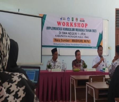 Kacab Korwil IV Dinas Pendidikan Riau Aristo saat membuka workshop di SMAN I Lirik.(foto: dasmun/halloriau.com)
