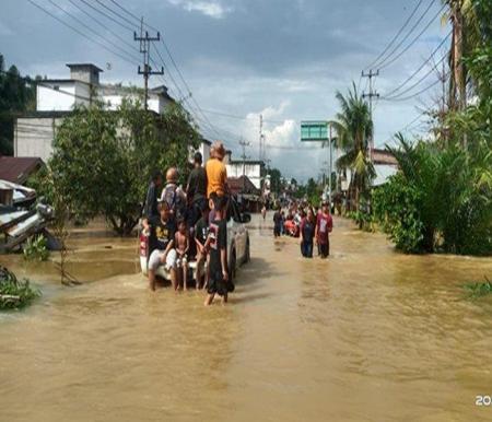 Banjir melanda di Simpang Kumu, Kabupaten Rokan Hulu (foto/tribunpekanbaru)