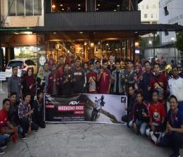 Peserta bikers dan konsumen Honda ADV 150 foto bersama usai mengikuti Honda ADV 150 Weekend Ride di sebuah kafe Jalan Jenderal Sudirman Pekanbaru.