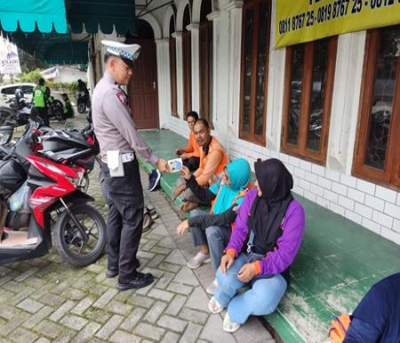 Personel Satlantas Polresta Pekanbaru mengimbau masyarakat dan petugas dari dinas kebersihan wujudkan pemilu damai (foto/ist)
