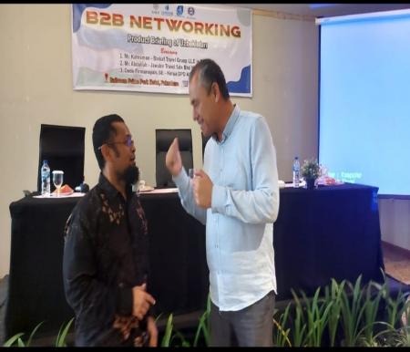 Ketua DPD Asita Riau Dede Firmansyah berbincang dengan General Manager Binkat Travel, Yuldazhev Kakhramon (foto/ist)