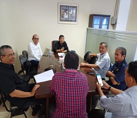 Rapat dipimpin Plt Ketua PWI Riau, Raja Isyam Azwar, di Kantor PWI Riau, Jalan Arifin Achmad, Pekanbaru (foto/ist)