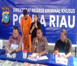 Wadirkrimsus Polda Riau, AKBP Iwan P Manurung dalam ekspos pengungkapan kasus kredit fiktif.(foto: bayu/halloriau.com)
