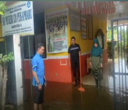 Banjir di SDN 120 Pekanbaru.(foto: antara.com)