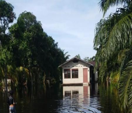 Kondisi salah satu rumah warga di Bengkalis yang dilanda banjir.(foto: zulkarnaen/halloriau.com)