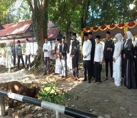 Pj Walikota Pekanbaru, Muflihun saat menyaksikan pemotongan hewan kurban di MPP Pekanbaru.(foto: rahmat/halloriau.com)