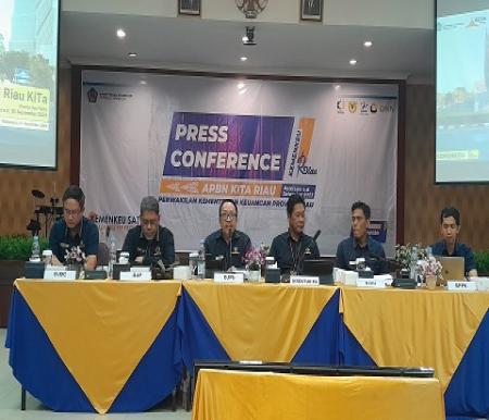 Plt Kepala Kantor Wilayah DJPb Riau, Burhani saat konferensi pers kinerja APBN Riau (foto/bayu)