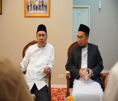 Gubernur Riau, Syamsuar bersamma Ustaz Adi Hidayat.(foto: mcr)