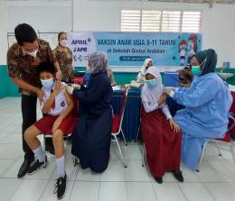 PT Riau Andalan Pulp and Paper (RAPP) berkolaborasi dengan tim Avatar (Ajak, Vaksin, Antar) Polres Pelalawan dan didukung Dinas Kesehatan Kabupaten Pelalawan melaksanakan vaksinasi di sekolah binaan RAPP pada 23-27 Januari 2022.