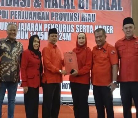 Mimi Lutmila (jilbab merah) mengembalikan berkas pendaftaran bacalon gubernur Riau ke DPD PDIP Riau (foto:istimewa)