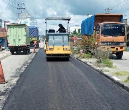 Foto: Perbaikan jalan di ruas Cerenti-Air Molek (Dok PUPR Riau)