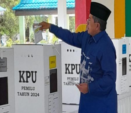 Bupati Siak, Alfedri saat menyalurkan hak suara di TPS Kampung Rempak.(foto: diana/halloriau.com)
