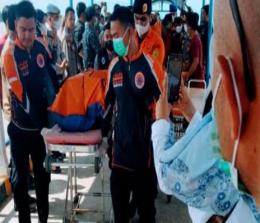Proses evakuasi salah satu jenazah korban tenggelam nya kapal SB Evelyn calista 01 di perairan Guntung, Inhil.(foto: int)