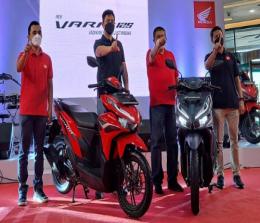 Jajaran Manajemen PT CDN Riau saat launching Honda New Vario 125 di Mal SKA Pekanbaru.(foto: istimewa)