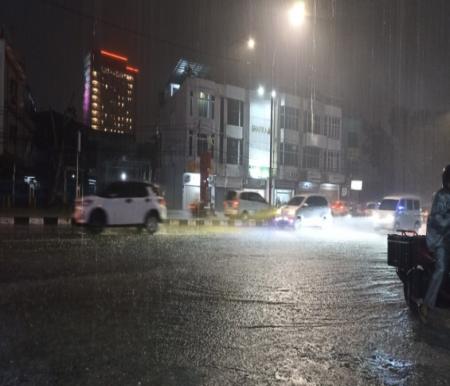 Hujan deras buat sejumlah ruas jalan di Pekanbaru tergenang (foto/rahmat)