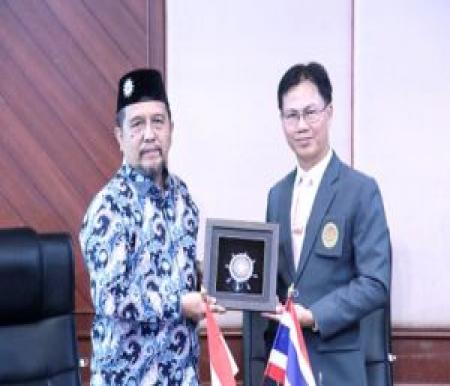 Rektor Umri, Dr Saidul Amin bersama Asisten Profesor Dr Sirichai Namburi.(foto: mcr)