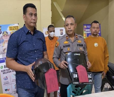 Dua pelaku pencurian sepeda motor (Curanmor), salah satunya beraksi di 150 tempat kejadian (TKP) di wilayah Kota Pekanbaru, dihadirkan ekspos pengungkapan di Mapolsek Sukajadi, Selasa (26/9)