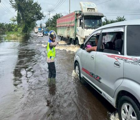 Banjir melanda Jalintim KM 83 di Pelalawan, diberlakukan sistem buka tutup (foto/int)