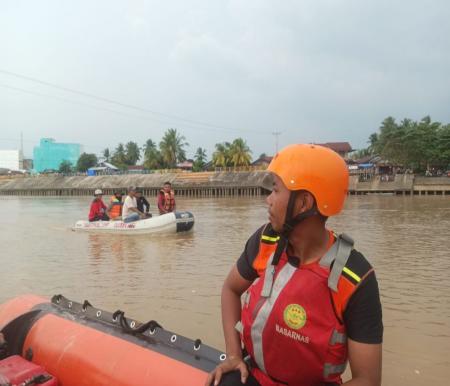 Tim SAR gabungan masih melaukan pencarian remaja tenggelam di sungai indragiri.(foto: mcr)