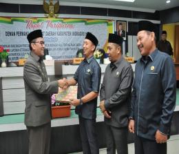Wakil Bupati Inhu, Drs H Junaidi Rachmat MSi menyerahkan LKPJ 2022 Inhu kepada Wakil Ketua DPRD Inhu, Masyrullah.(foto: andri/halloriau.com)