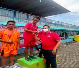 Atlet SOIna Kepulauan Meranti cabang atletik yang bertanding di Porda Riau berhasil raih medali emas walaupun tak punya sepatu