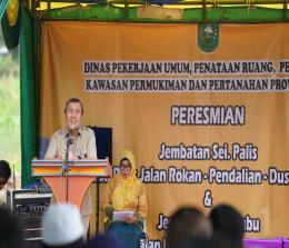 Gubernur Riau, Syamsuar saat meresmikan Jembatan Sei Palis dan Sei Kubu Rokan IV Koto.(foto: istimewa)