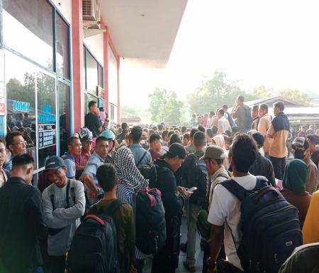 Ratusan calon penumpang tujuan Malaysia serbu loket penjualan tiket di Pelabuhan Tanjung Harapan Selatpanjang