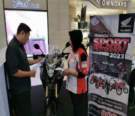 Konsumen menyambangi event Honda Sport Motoshow 2023 di Mal SKA Pekanbaru.(foto: istimewa)