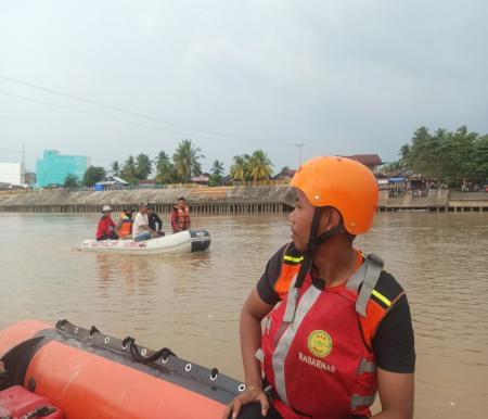 Tim SAR Pekanbaru masih menyisir Sungai Indragiri mencari korban tenggelam (foto/bayu)