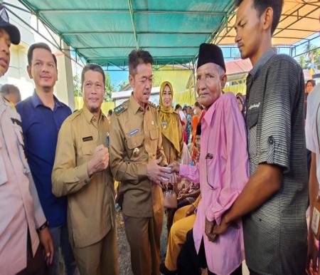 Bupati Afrizal serahkan BLT ke penerima manfaat di Kantor Lurah Bagan Barat (foto/zal)